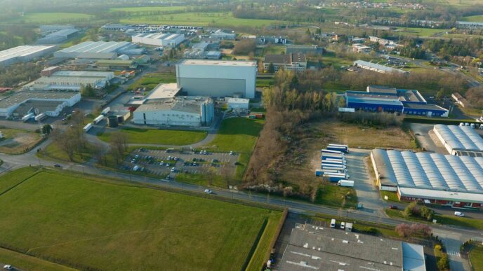 Vista aérea de la zona industrial de Guadalajara, mostrando el aumento de inventario y la nueva oferta de naves y bodegas industriales. Amplias instalaciones.