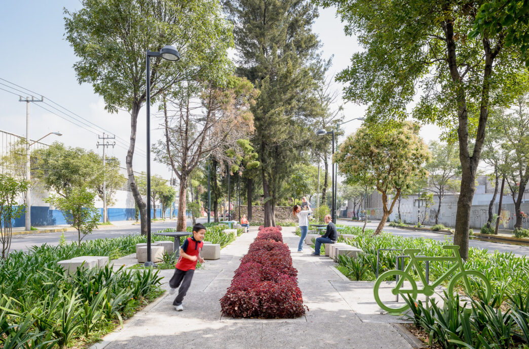 venue/architecture
Un niño corre en un jardín de bolsillo, parte de las áreas verdes en la CDMX. Iniciativas de real estate impulsan espacios como este en la city.
