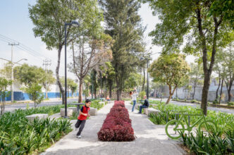 venue/architecture
Un niño corre en un jardín de bolsillo, parte de las áreas verdes en la CDMX. Iniciativas de real estate impulsan espacios como este en la city.