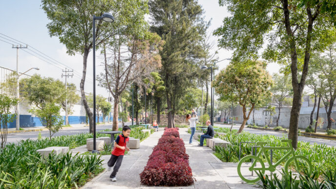 venue/architecture
Un niño corre en un jardín de bolsillo, parte de las áreas verdes en la CDMX. Iniciativas de real estate impulsan espacios como este en la city.