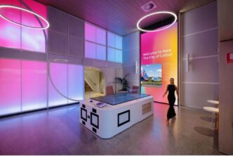 Venue/architecture.

Interior moderno con iluminación neón. Diseño innovador en espacio para eventos Inmobiliare Summits. Arquitectura vanguardista en ciudad LATAM.