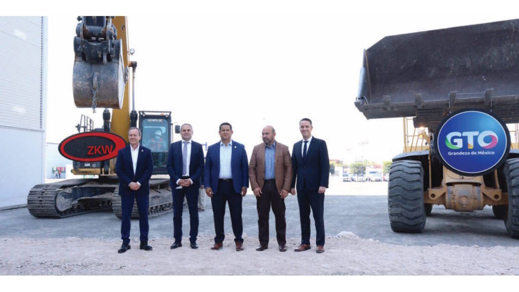 venue/architecture

Inauguración de Auto Plastek en Silao, México. Directivos y patrocinadores posan frente a maquinaria pesada. Nuevo espacio para real estate.