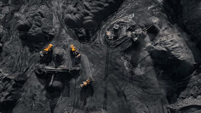 Vista aérea de maquinaria automatizada en una mina, reflejando la transformación del real estate minero con tecnología avanzada y eficiencia.