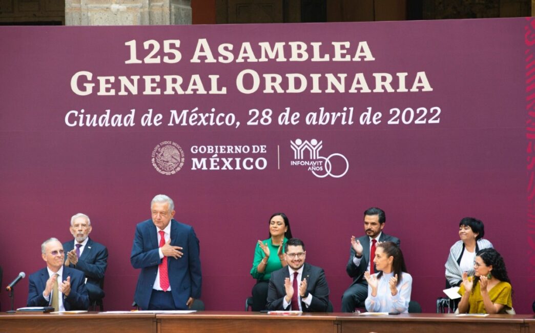 on-stage panel
Andrés Manuel López Obrador en evento de Inmobiliare Summits, Ciudad de México, 2022. Panel de speakers en conferencia de real estate.