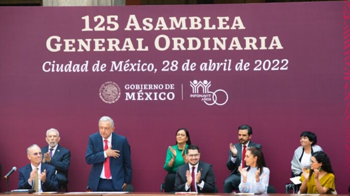 on-stage panel
Andrés Manuel López Obrador en evento de Inmobiliare Summits, Ciudad de México, 2022. Panel de speakers en conferencia de real estate.