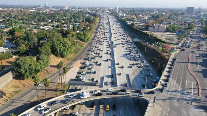 Vista aérea de una autopista congestionada en California, mostrando la necesidad de transporte multimodal sostenible y corredores eficientes.