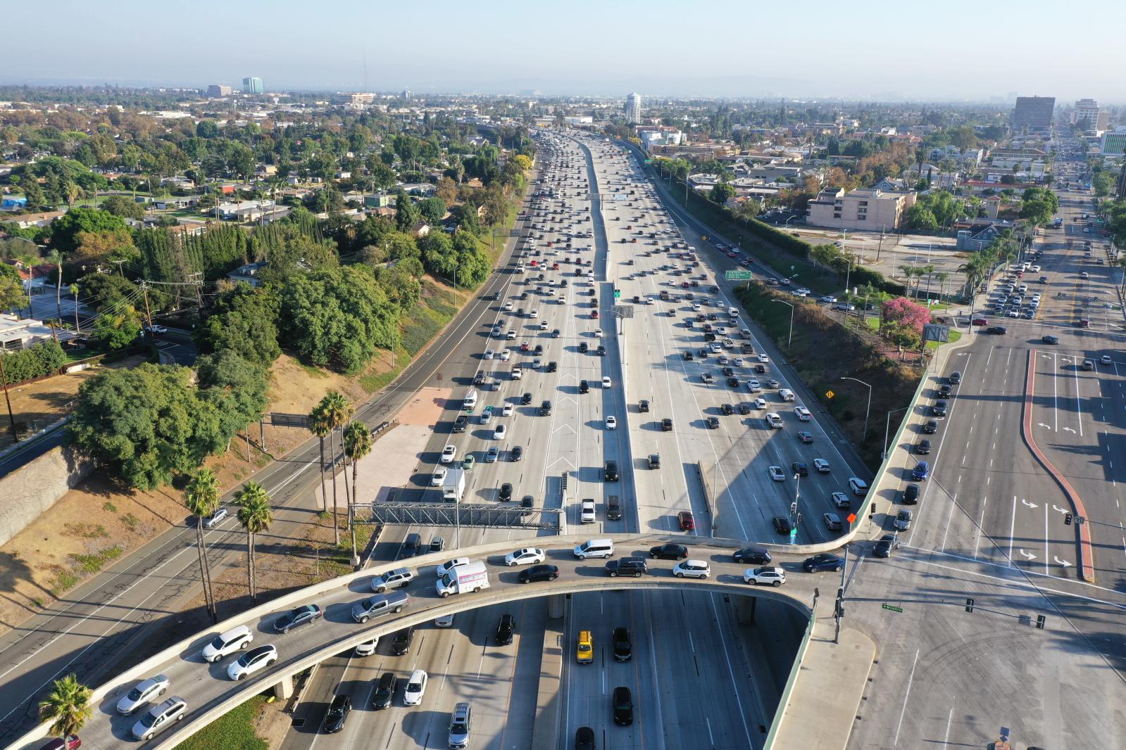 Vista aérea de una autopista congestionada en California, mostrando la necesidad de transporte multimodal sostenible y corredores eficientes.