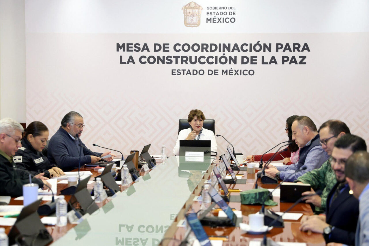 sponsors/branding

Funcionarios en mesa directiva durante evento de Mejoramiento de Vivienda en México. Autoridades impulsan el sector real estate.