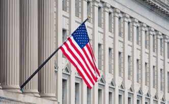 venue/architecture

Bandera de EE. UU. ondeando frente a un edificio gubernamental. Arquitectura clásica con columnas y ventanas simétricas. Inmobiliare Summits Mexico.