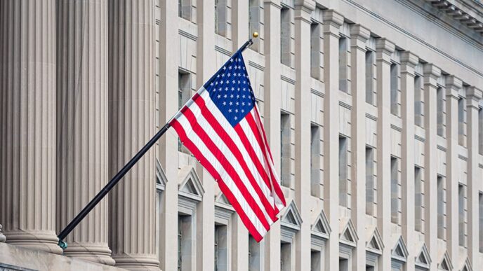 venue/architecture

Bandera de EE. UU. ondeando frente a un edificio gubernamental. Arquitectura clásica con columnas y ventanas simétricas. Inmobiliare Summits Mexico.