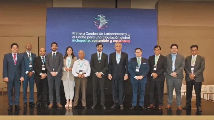 On-stage panel.

Grupo de oradores en Inmobiliare Summits, conferencia de real estate en LATAM. Evento con patrocinadores en México.