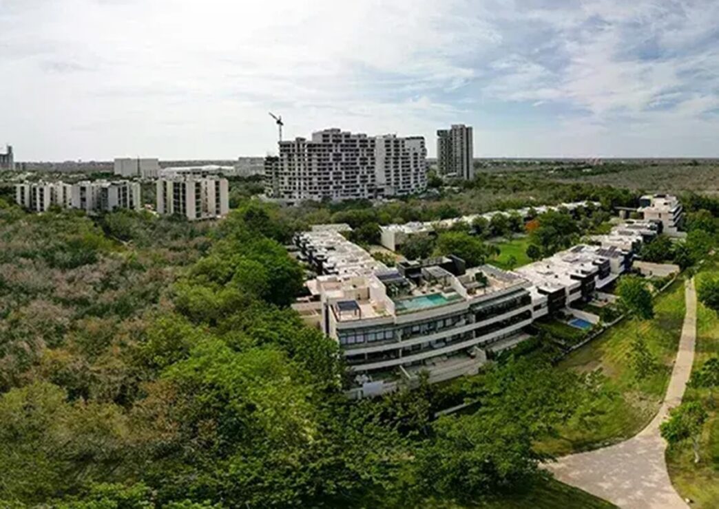 Venue/architecture.

Vista aérea de inmuebles residenciales en ciudad de México. Arquitectura moderna y áreas verdes. Espacios para el sector real estate en Inmobiliare Summits.