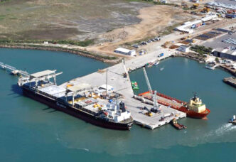 Venue/architecture.
Vista aérea de terminal portuaria en Brasil, mostrando barcos y actividad. Inmobiliare Summits analiza el sector real estate en LATAM.