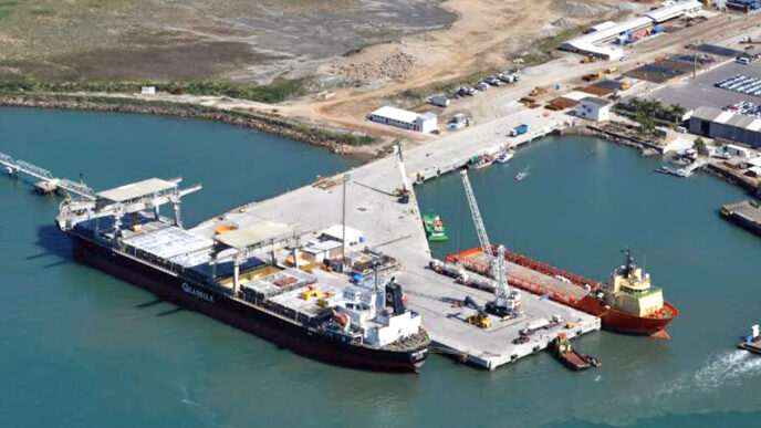 Venue/architecture.
Vista aérea de terminal portuaria en Brasil, mostrando barcos y actividad. Inmobiliare Summits analiza el sector real estate en LATAM.