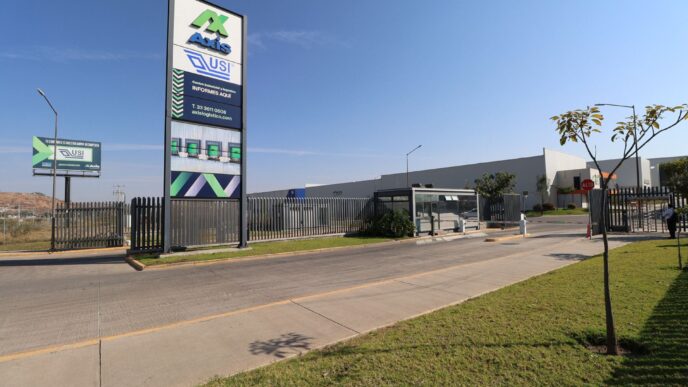Entrada a Axis, parque industrial en Guadalajara. Señalización con logo de Axis y USI, centro industrial y logístico. Informes y acceso al parque.