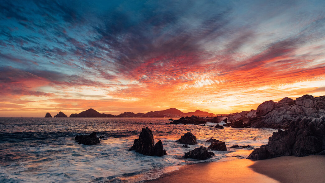 city/destination
Amanecer en playa rocosa, posible destino para Inmobiliare Summits. Paisaje inspirador para conferencia de real estate en México.