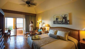 venue/architecture
Habitación de hotel de lujo con balcón y vista al mar. Diseño interior elegante. Ideal para conferencias Inmobiliare Summits México y eventos LATAM.