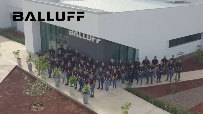 Grupo Balluff frente a su nueva planta en Aguascalientes. Inauguración de la planta de producción Balluff, un hito en la automatización industrial.
