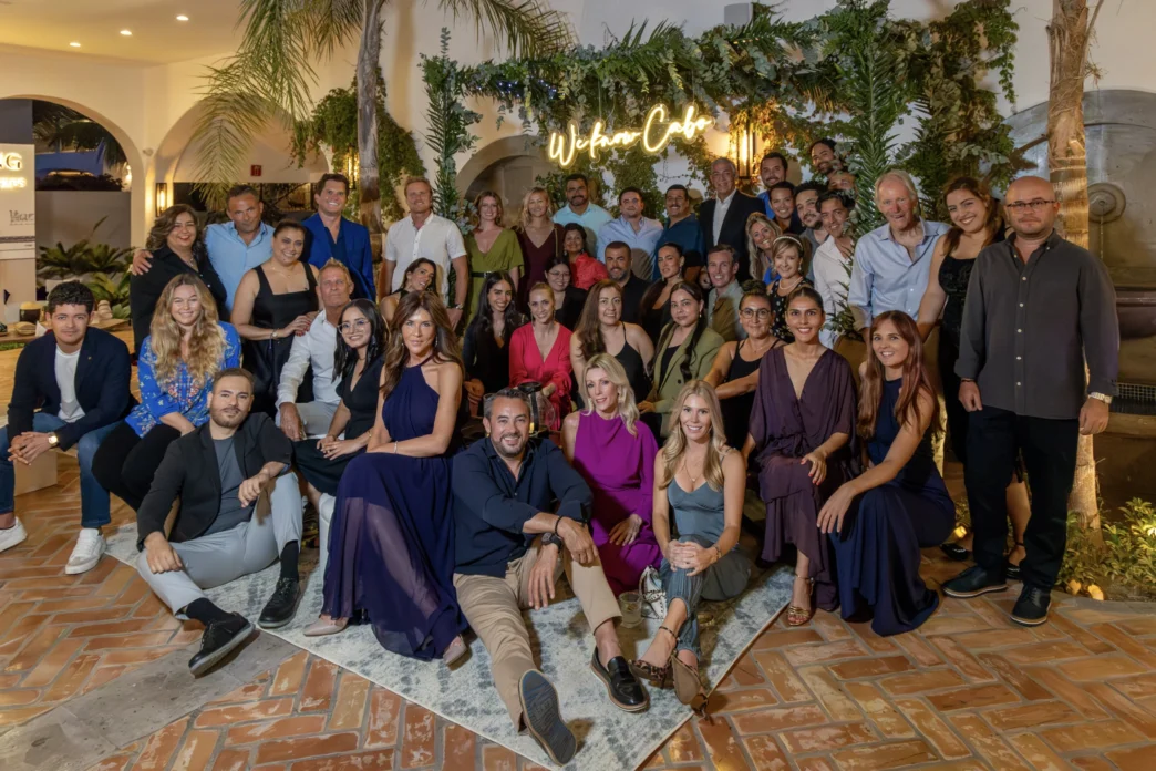 Grupo posa en Inmobiliare Summits, conferencia de real estate en México. Networking LATAM en el evento.