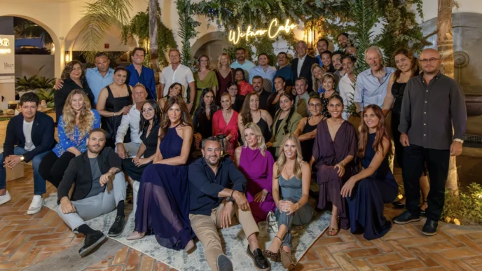 Grupo posa en Inmobiliare Summits, conferencia de real estate en México. Networking LATAM en el evento.