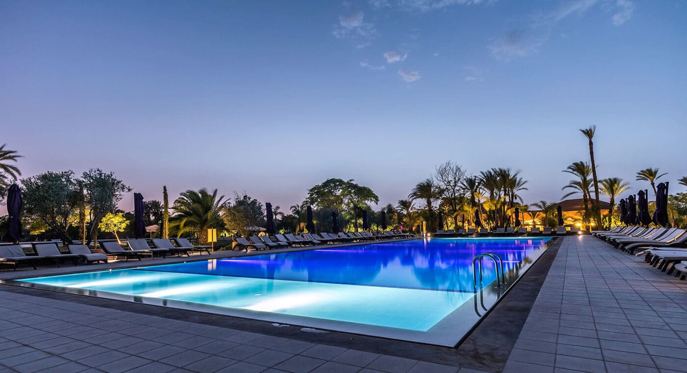 venue/architecture
Piscina iluminada en hotel de Marruecos, sede de Inmobiliare Summits. Diseño moderno para eventos de real estate en la ciudad.