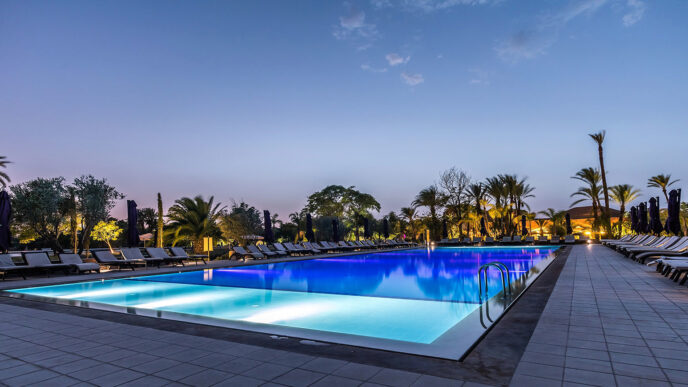 venue/architecture
Piscina iluminada en hotel de Marruecos, sede de Inmobiliare Summits. Diseño moderno para eventos de real estate en la ciudad.
