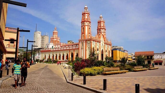 Vista del Polideportivo La Magdalena, con su arquitectura distintiva y espacio público renovado. Gobierno colombiano busca recuperación integral del área.