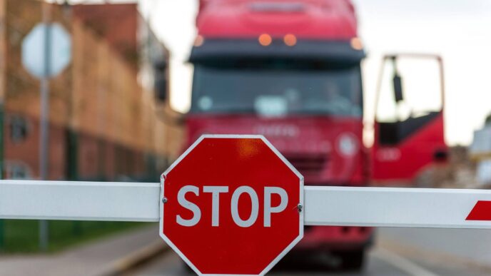 city/destination

Señal de STOP detiene camión rojo. Inversión de Sailun en Guanajuato impulsa el sector real estate en México. #InmobiliareSummits #México