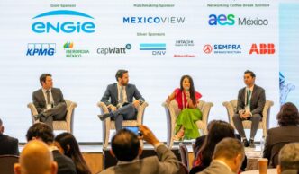Panel de speakers en Inmobiliare Summits, conferencia de real estate en México. Patrocinadores visibles.
