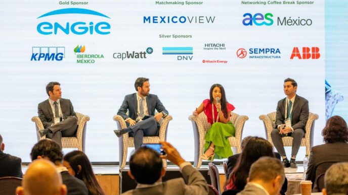 Panel de speakers en Inmobiliare Summits, conferencia de real estate en México. Patrocinadores visibles.