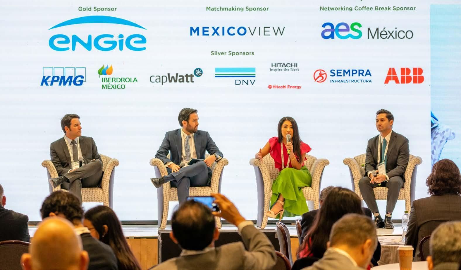 Panel de speakers en Inmobiliare Summits, conferencia de real estate en México. Patrocinadores visibles.