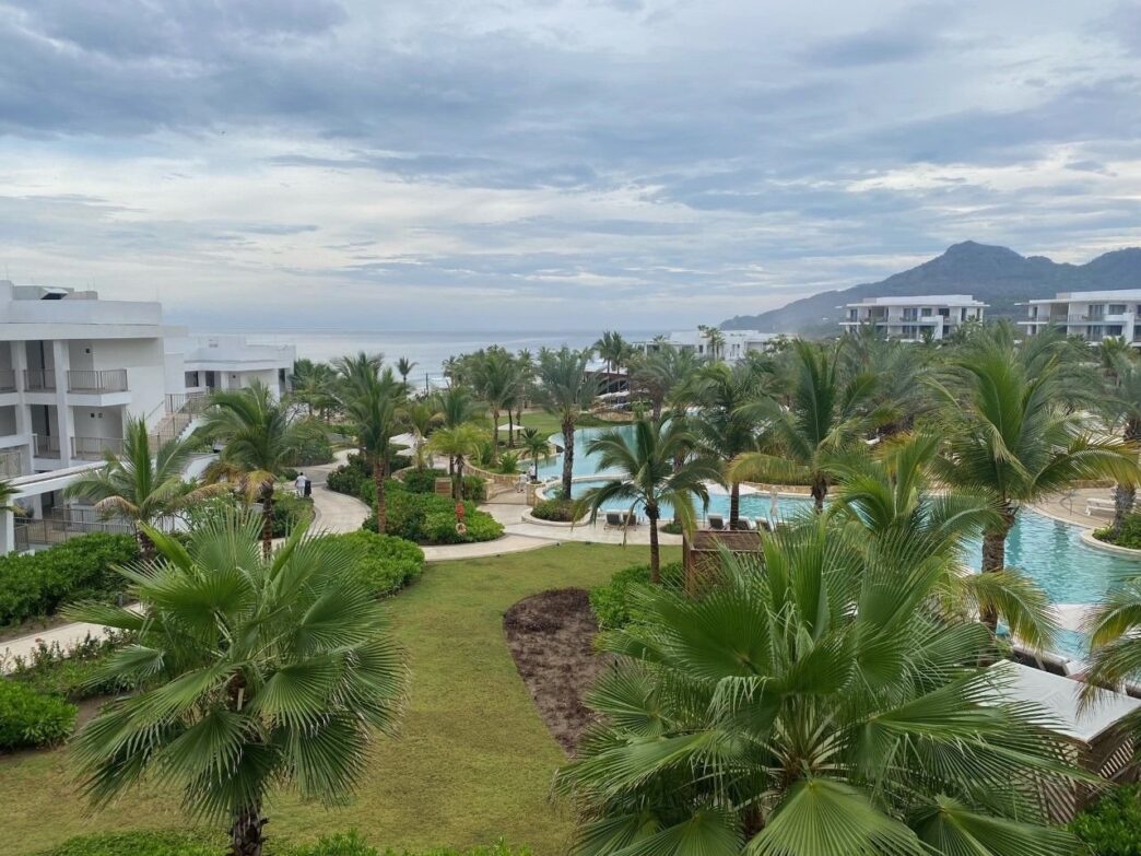 city/destination

Vista del venue en Inmobiliare Summits, conferencia de real estate en una ciudad costera de México. El resort ofrece piscinas y jardines tropicales.