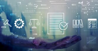 Concepto de legalidad en bienes raíces. Documentos, balanza y martillo simbolizan la ley en Inmobiliare Summits, LATAM.