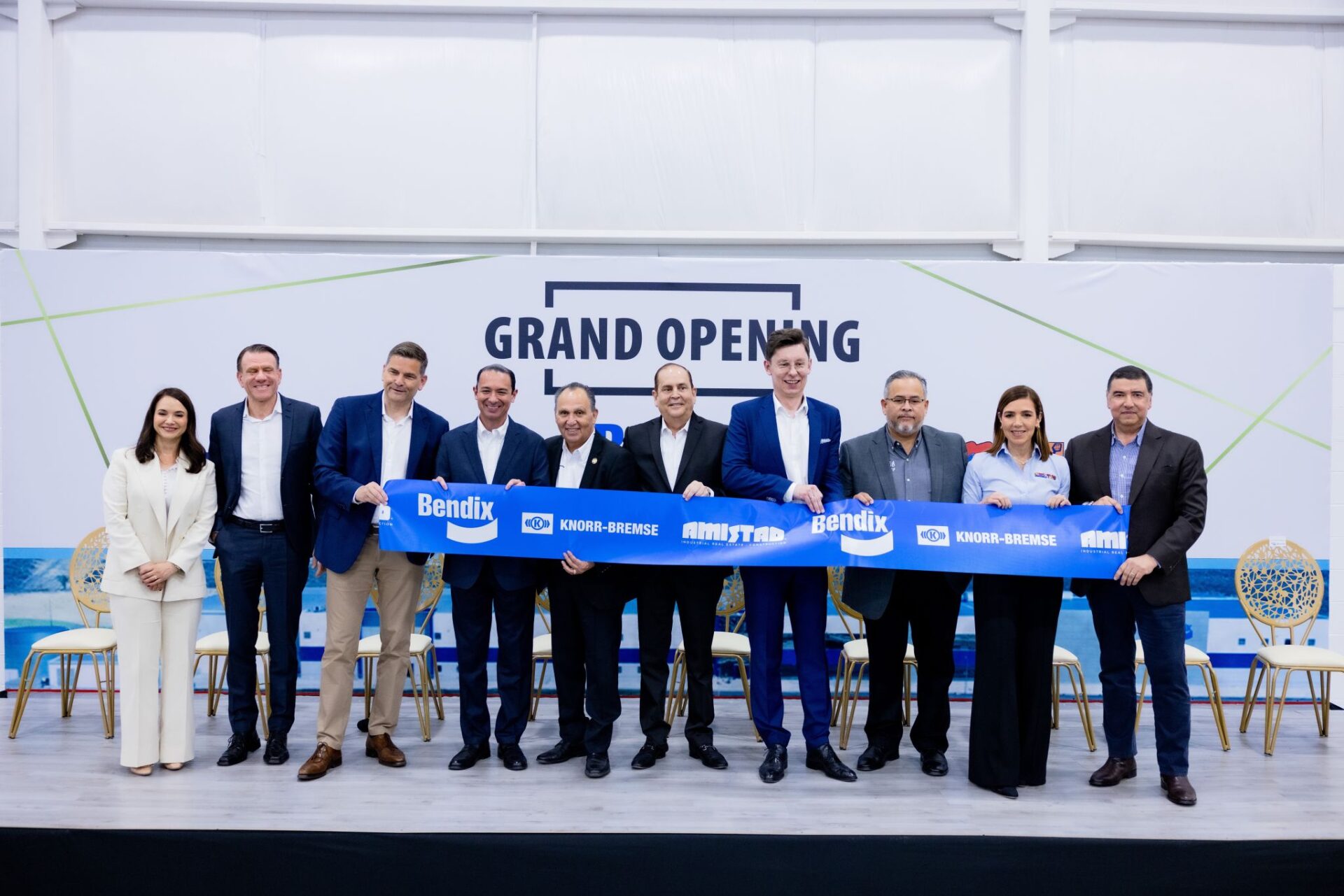 Grupo de personas en la inauguración de Bendix en Coahuila, México. Evento Inmobiliare Summits, real estate LATAM, con patrocinadores.