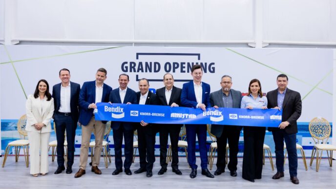 Grupo de personas en la inauguración de Bendix en Coahuila, México. Evento Inmobiliare Summits, real estate LATAM, con patrocinadores.