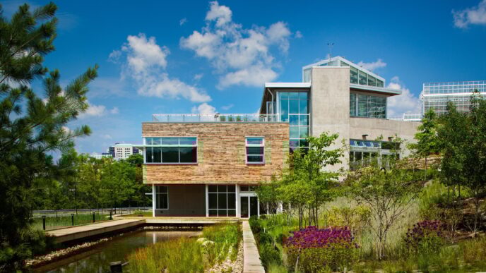 venue/architecture
Arquitectura sustentable en Inmobiliare Summits, México. Diseño moderno con estanque y vegetación. Espacio para conferencias real estate LATAM.