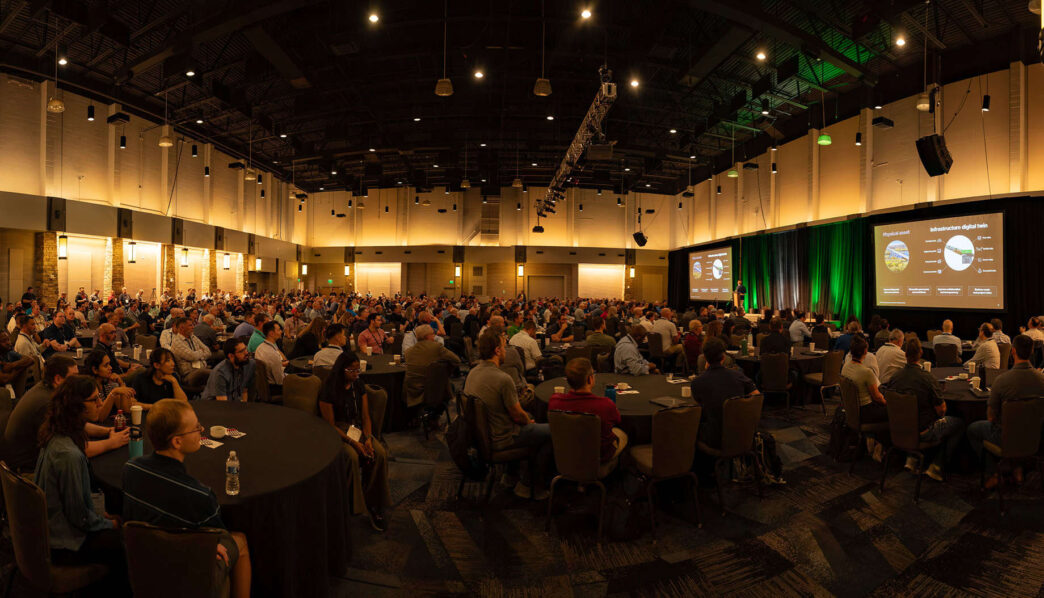 Venue/architecture.

Asistentes escuchan en Inmobiliare Summits, conferencia de real estate en México. El evento LATAM presenta un speaker en un amplio salón.