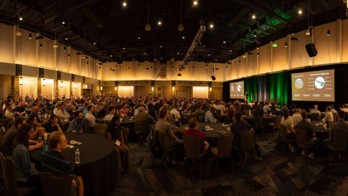Venue/architecture.

Asistentes escuchan en Inmobiliare Summits, conferencia de real estate en México. El evento LATAM presenta un speaker en un amplio salón.