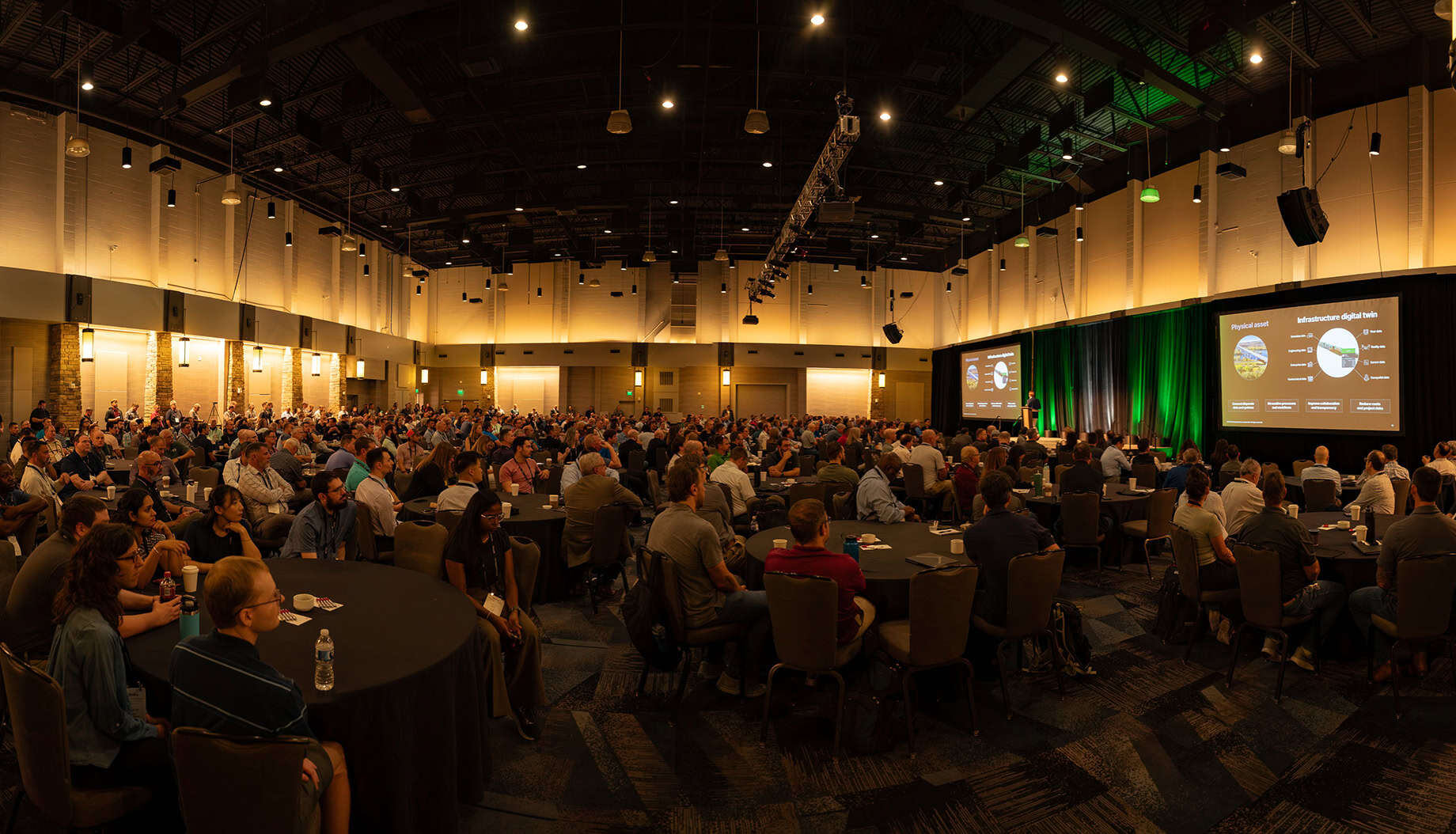 Venue/architecture.

Asistentes escuchan en Inmobiliare Summits, conferencia de real estate en México. El evento LATAM presenta un speaker en un amplio salón.