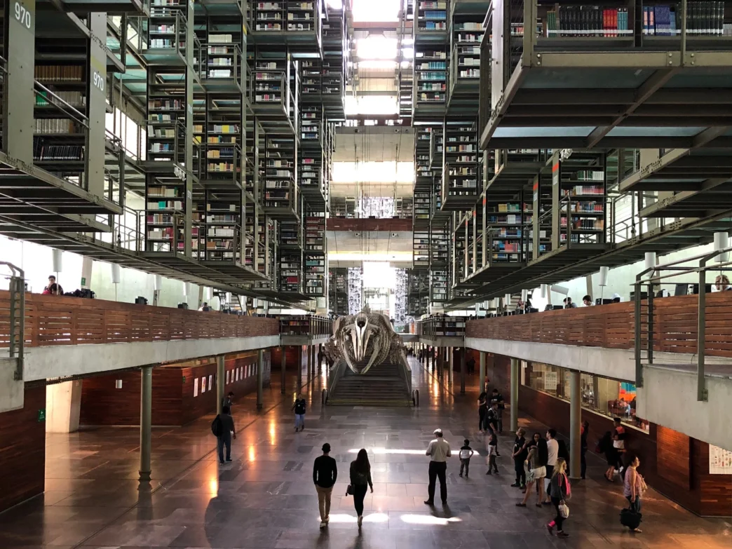 Venue/architecture.

Vista interior de la Biblioteca Vasconcelos, sede de Inmobiliare Summits México. Arquitectura impresionante en la ciudad.
