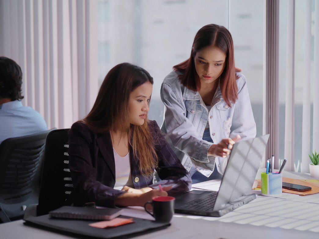 speakers/headshot

Dos colegas colaboran en un proyecto en una laptop. Sesión de trabajo en equipo. Bienes raíces, Inmobiliare Summits, México.
