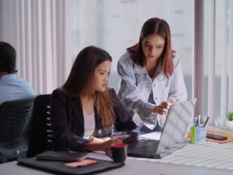 speakers/headshot

Dos colegas colaboran en un proyecto en una laptop. Sesión de trabajo en equipo. Bienes raíces, Inmobiliare Summits, México.