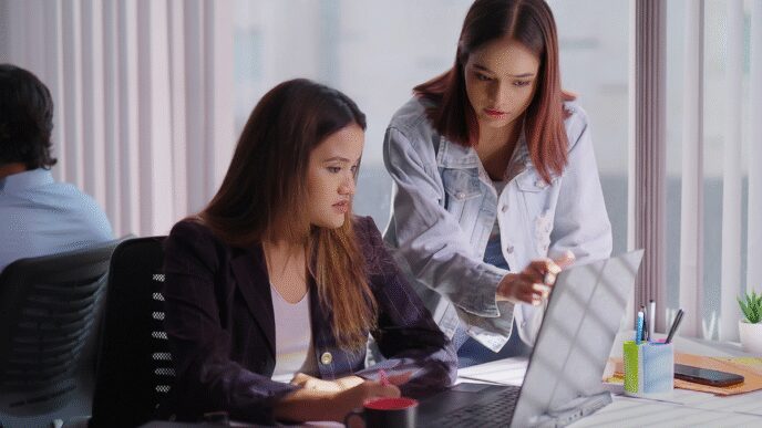 speakers/headshot

Dos colegas colaboran en un proyecto en una laptop. Sesión de trabajo en equipo. Bienes raíces, Inmobiliare Summits, México.