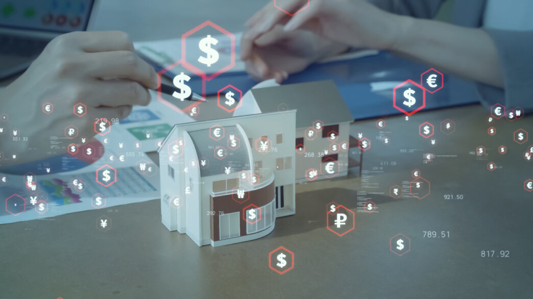 Análisis de Big Data en el sector inmobiliario: modelos de casas, manos trabajando, símbolos de divisas. Impacto de datos en inversiones.