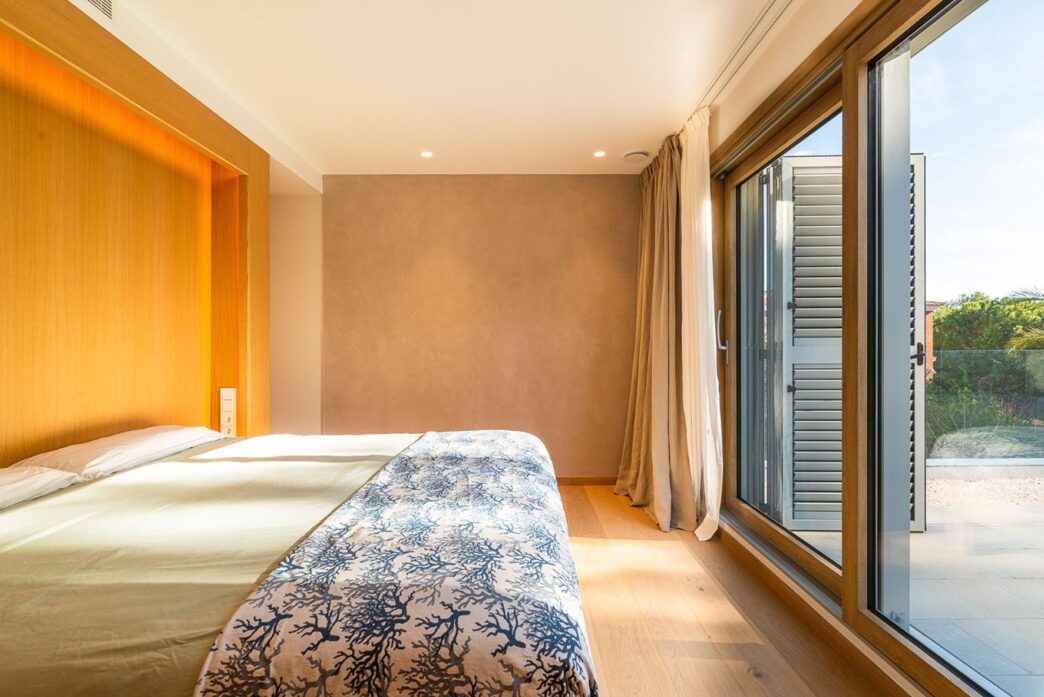 Venue/architecture.

Habitación luminosa con diseño biointeriorista. Ventana amplia con vista al exterior. Diseño enfocado en la salud en Inmobiliare Summits México.