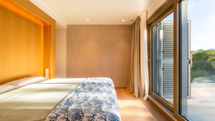 Venue/architecture.

Habitación luminosa con diseño biointeriorista. Ventana amplia con vista al exterior. Diseño enfocado en la salud en Inmobiliare Summits México.