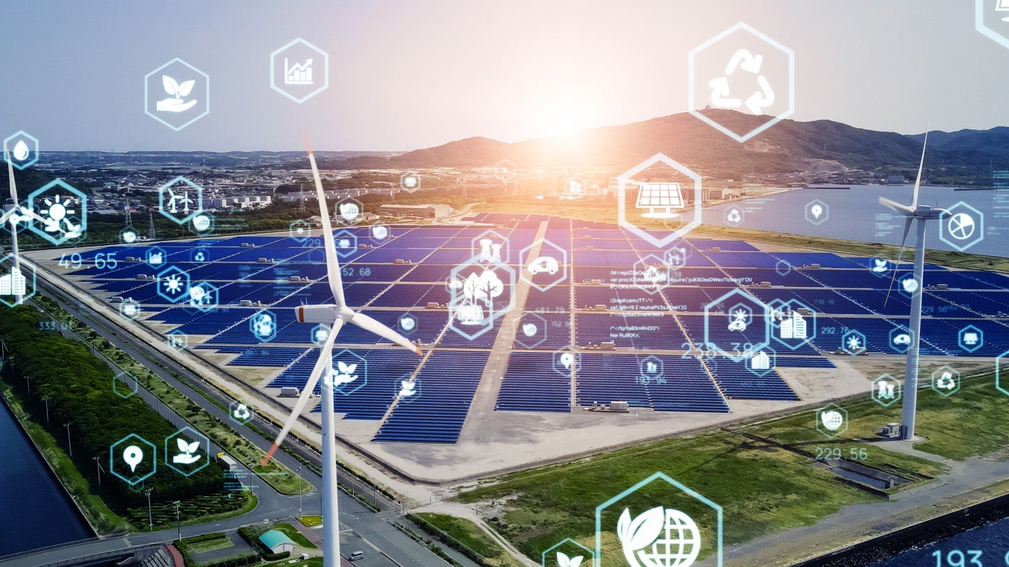 Energía limpia en real estate: parque solar con turbinas eólicas y superposición de iconos digitales. Blockchain e IA impulsando sostenibilidad.