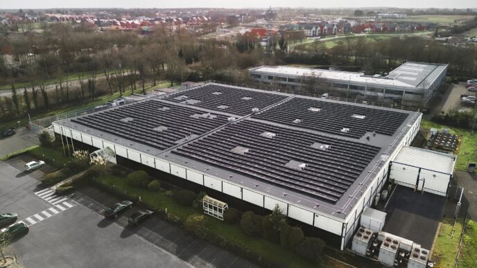 Vista aérea de techo comercial con paneles solares; Blockchain optimiza mantenimiento, reduciendo costos y maximizando eficiencia energética. Innovación en techos.