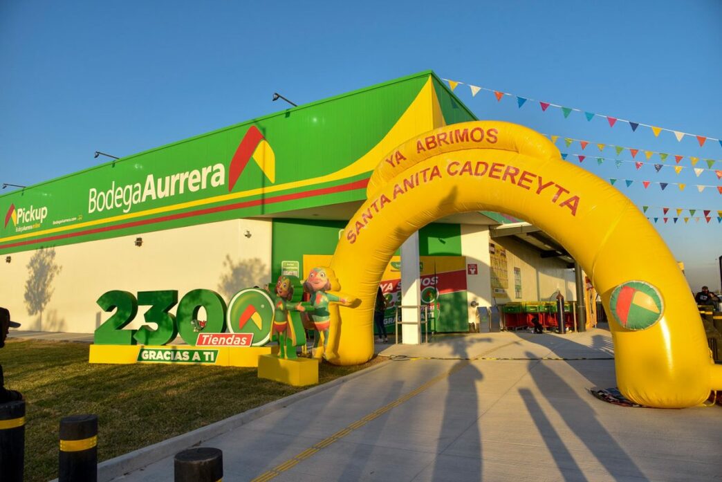 Venue: Inauguración de Bodega Aurrera, tienda 2300 en México. Apertura con arco amarillo y figuras. Real estate en LATAM.