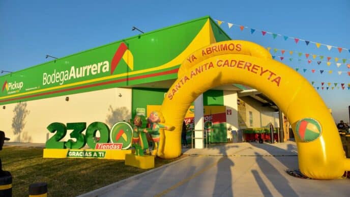 Venue: Inauguración de Bodega Aurrera, tienda 2300 en México. Apertura con arco amarillo y figuras. Real estate en LATAM.